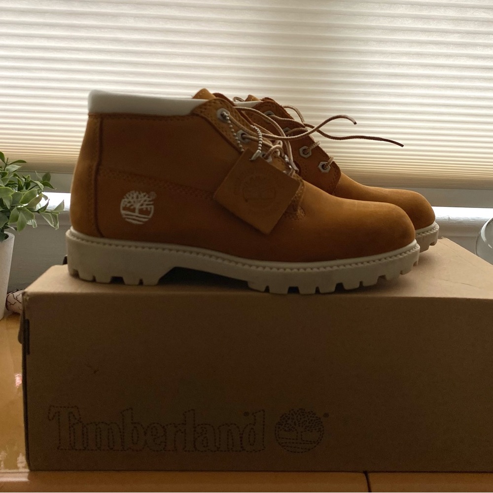 Timberland Woman Nellie Wheat WATERPROOF Size 7 SEND OFFERS!
